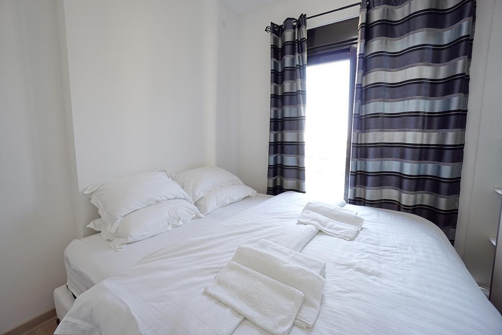Bay Breeze Apartment *