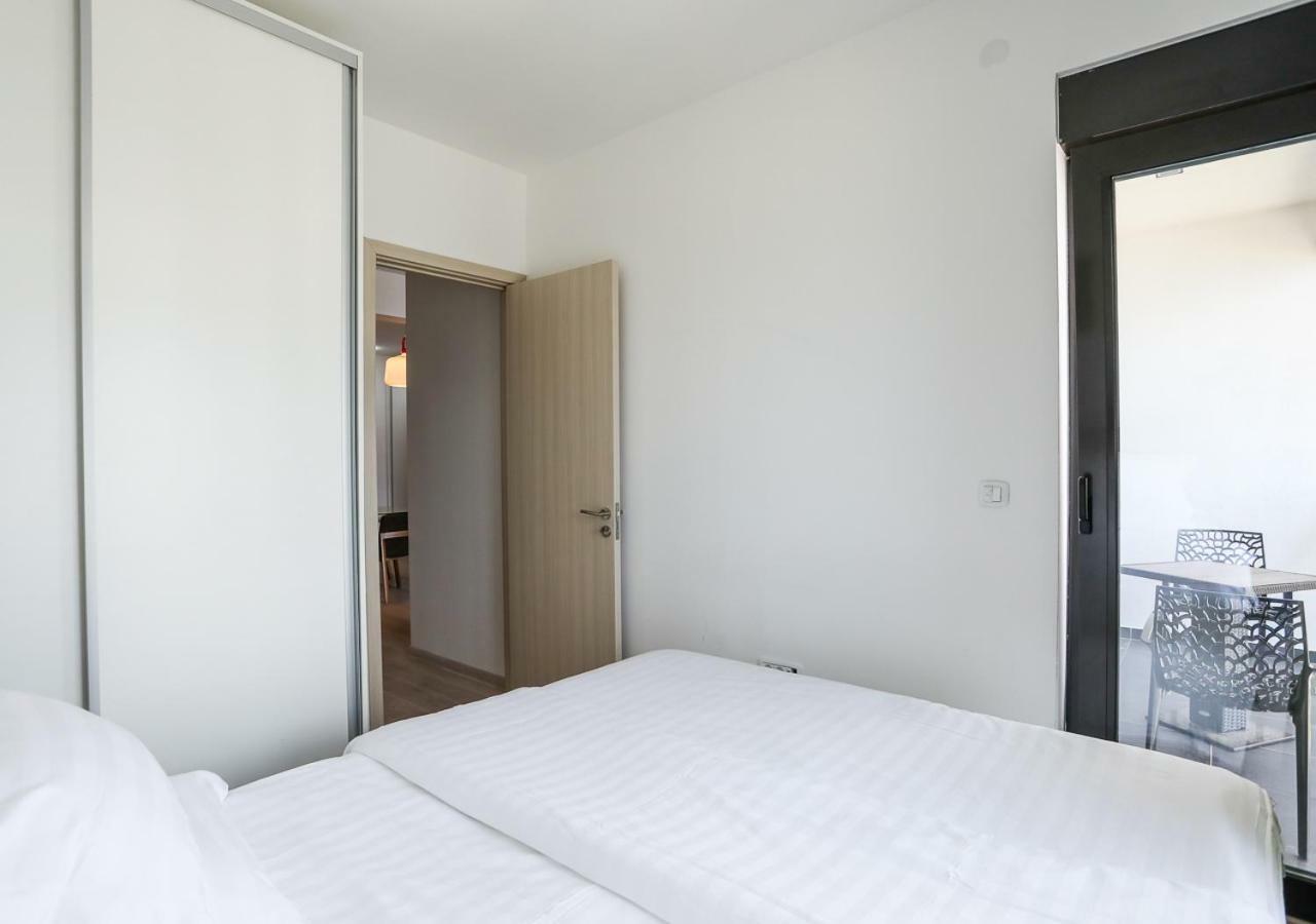 Bay Breeze Apartment *